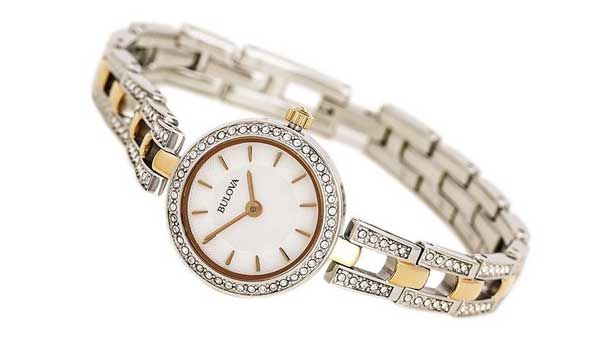 Top mẫu đồng hồ đeo tay đính đá Nữ sang trọng được săn lùng rất nghiêm ngặt
