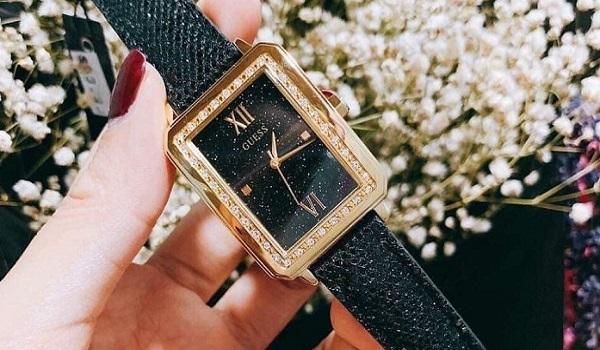 Đồng hồ Guess nữ mặt vuông dây da U0841L1 giá siêu "mềm"