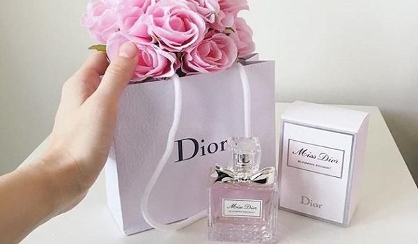 Gợi ý 10 mùi hương nước hoa nữ rất quyến rũ tặng mẹ trong ngày đặc biệt