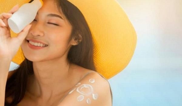 Review top 7 kem chống nắng SPF 30 dùng cho da dầu mụn nhạy cảm