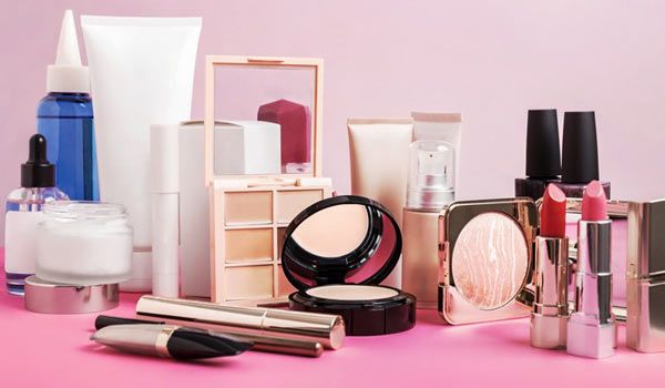 Hóa Mỹ Phẩm Là Gì? Top 10 Mỹ Phẩm Tự Nhiên Cho Da Nhạy Cảm 2025
