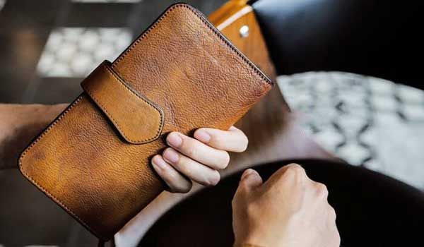 Cách chọn ví nam phong thủy hợp tuổi mệnh đem lại tài lộc