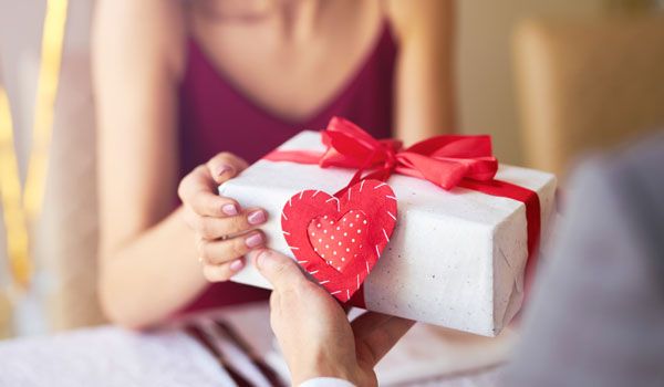 Ngày 14/3 là ngày gì? Gợi ý 15 món quà tặng Valentine Trắng ý nghĩa cho nàng và chàng