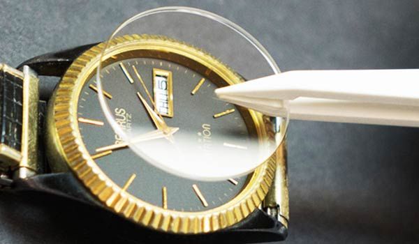 Bảng giá thay kính sapphire cho đồng hồ đeo tay trendy