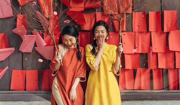 7 mẫu áo dài Tết siêu xinh -Phối đồ với áo dài Tết hứng lì xì mỏi tay