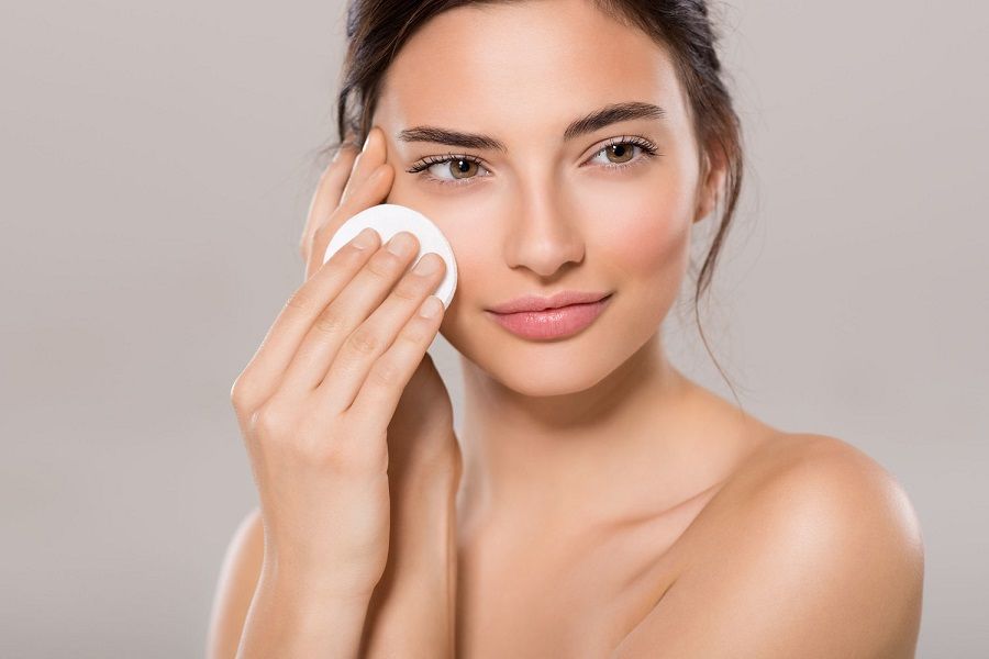 Nên dùng nước tẩy trang hay dầu tẩy trang tốt hơn?