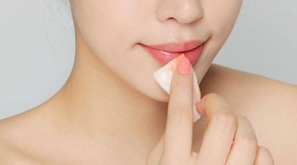 Cách đánh son lâu trôi trong 3 phút giúp nàng ăn uống thả ga