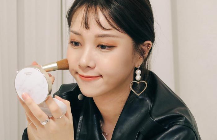 Da dầu nên dùng cushion hay kem nền khi trang điểm