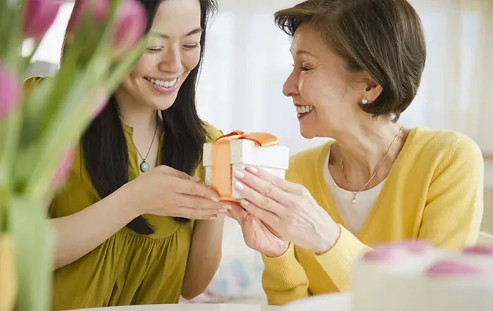 Ngày của mẹ nên tặng gì? 15 ý tưởng quà tặng mẹ rất ý nghĩa