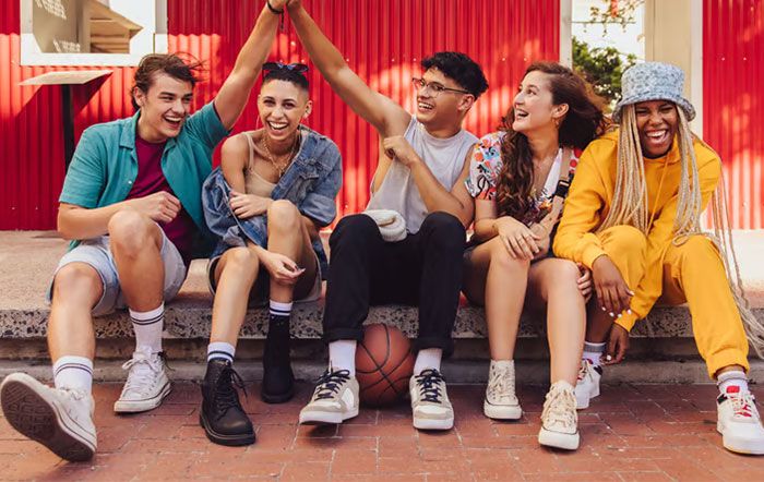 Top 15 mẫu giày sneaker cho GenZ sành điệu nổi tiếng 2025