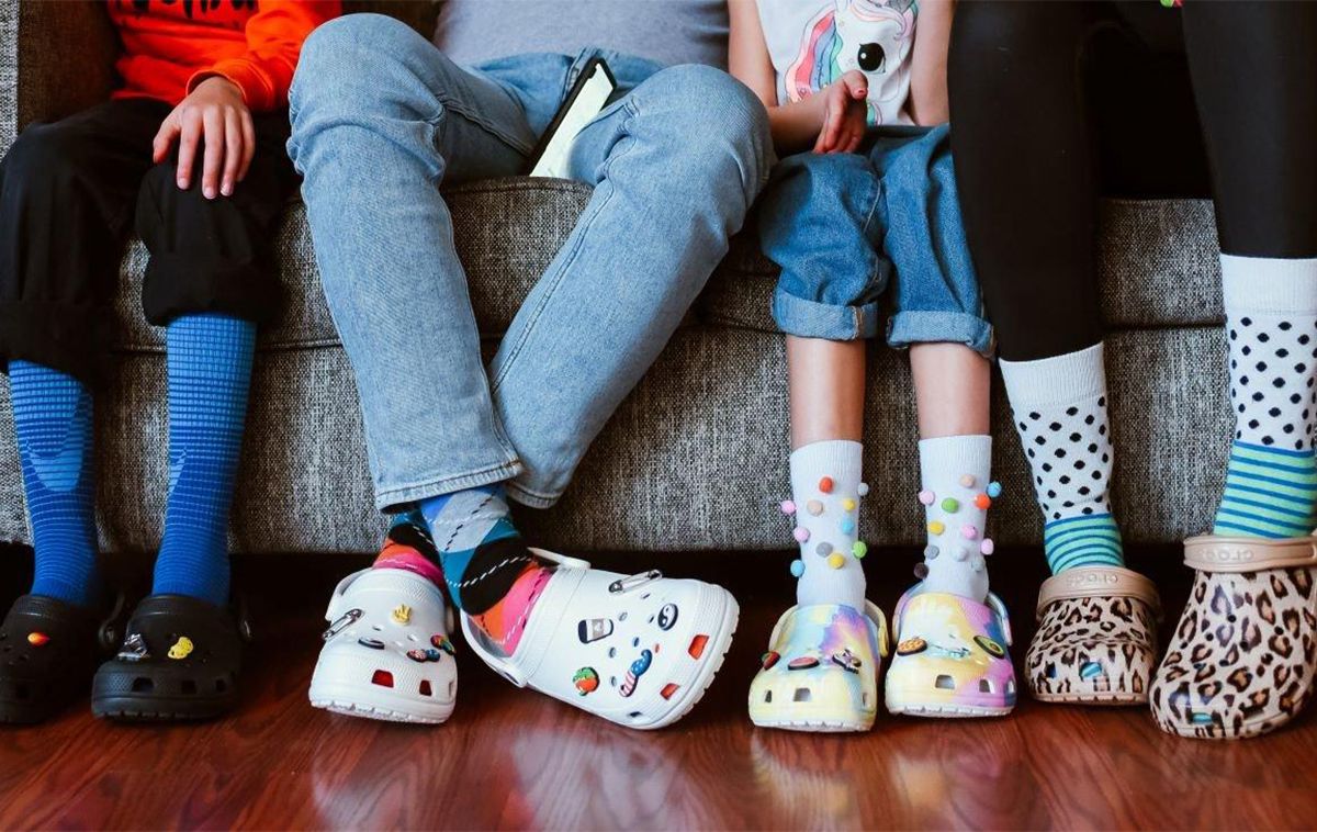 Top 10 hãng giày dép Crocs nổi tiếng hot trend năm 2025