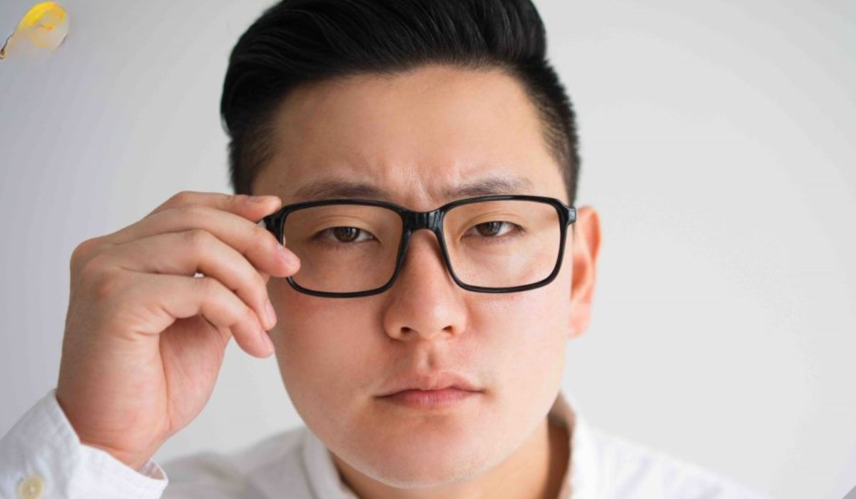 Mắt 1 mí nên đeo kính gì đẹp và phong cách?
