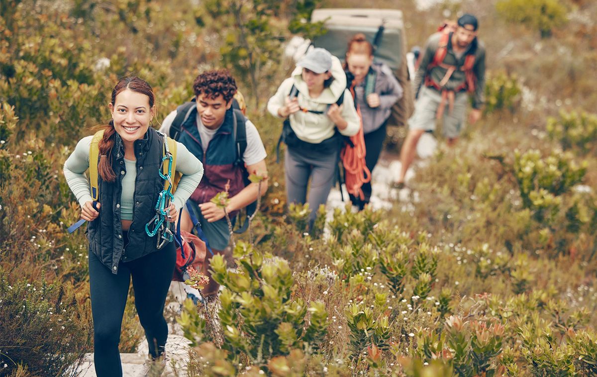 Đi leo núi và Trekking cần mang gì? 10+ vật dụng cần thiết cho chuyến đi ấn tượng