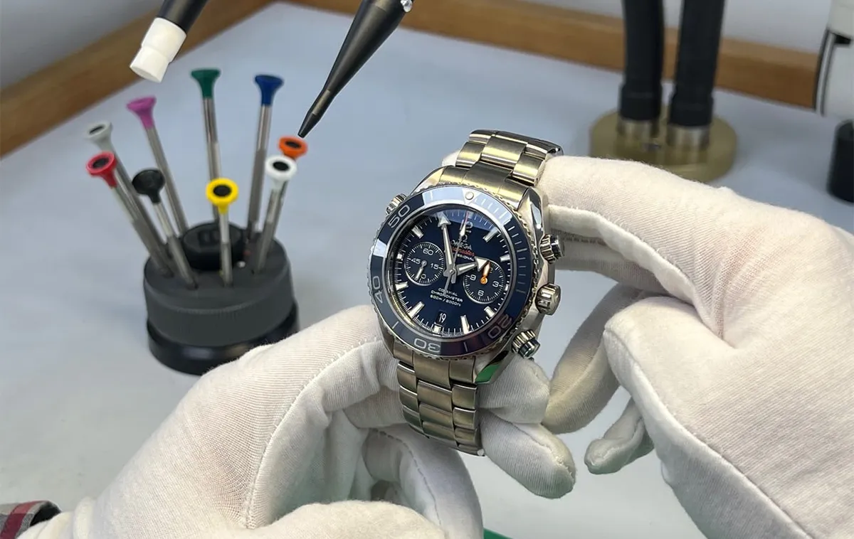 Cách chăm sóc và bảo quản đồng hồ Omega chuyên nghiệp