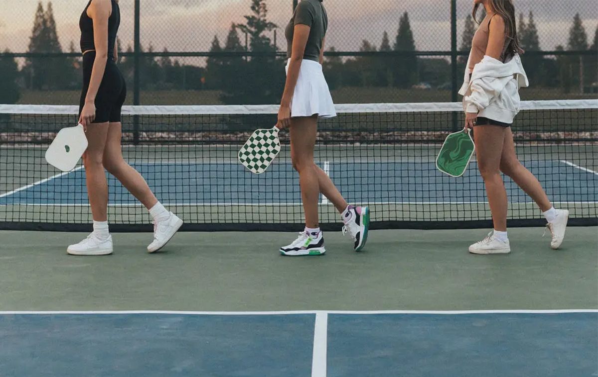 Chơi Pickleball mặc gì đẹp? Gợi ý cách lên đồ ra sân cực "hút mắt" cho chị em