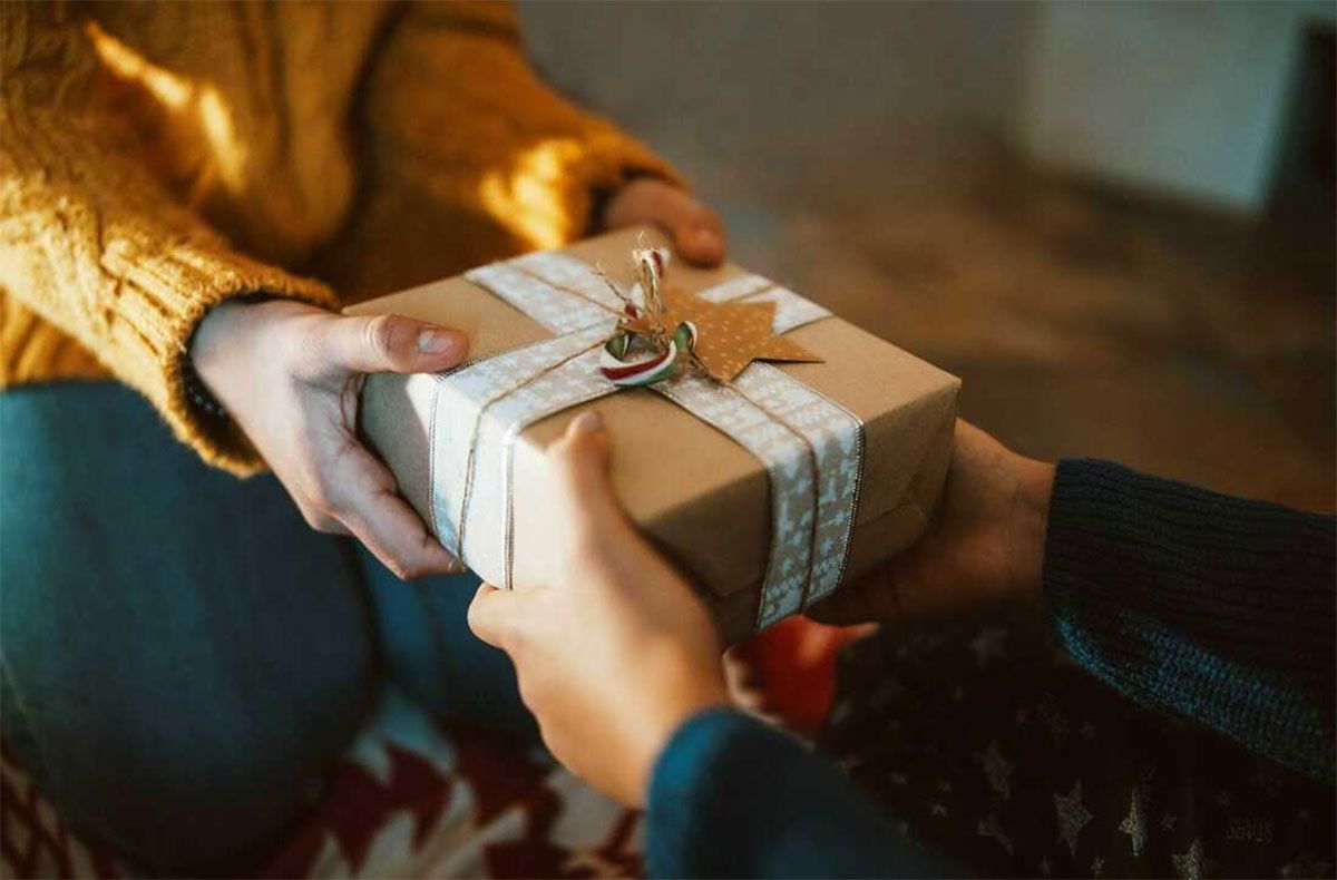 First Date Nên Tặng Gì? Top 10 Món Quà Tinh Tế Cho Nam Và Nữ