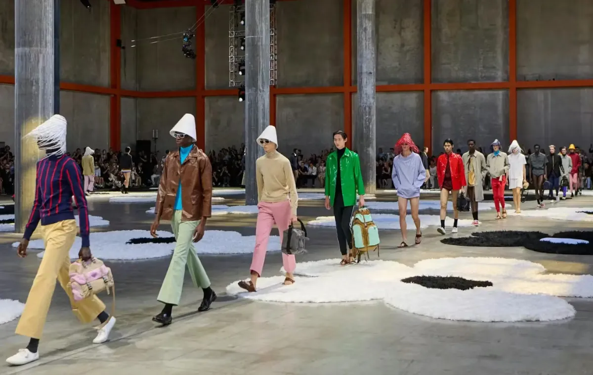 Prada SS26 Menswear: Phong Cách Thư Giãn Và Quyến Rũ Cho Hè 2026
