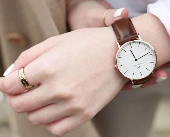 Đồng hồ dây da nữ DW với thiết kế tối giản tinh tế phù hợp với mọi độ tuổi