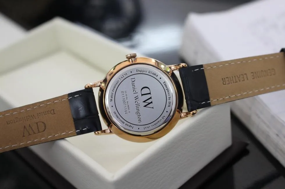 Đồng hồ dây da nữ DW với thiết kế tối giản tinh tế phù hợp với mọi độ tuổi