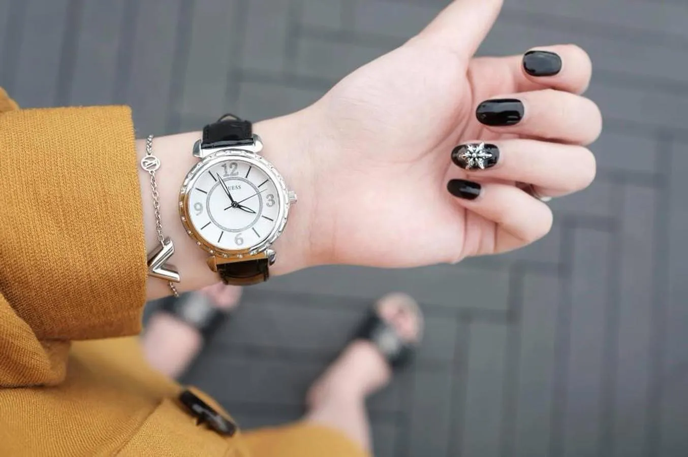 Top 7 mẫu đồng hồ Guess nữ mặt tròn dây da chiếm lĩnh trái tim phái đẹp