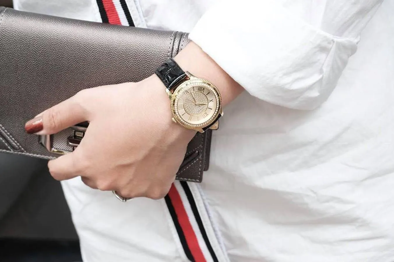Top 7 mẫu đồng hồ Guess nữ mặt tròn dây da chiếm lĩnh trái tim phái đẹp