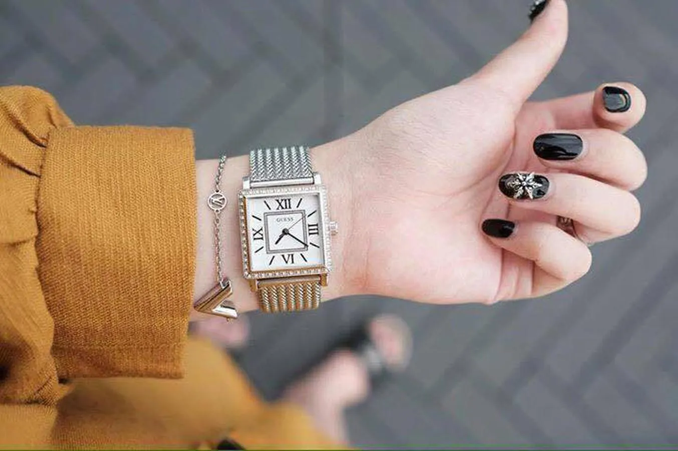 Đồng hồ Guess nữ mặt vuông giá bao nhiêu? Gợi ý lý tưởng của phụ nữ hiện đại - 3
