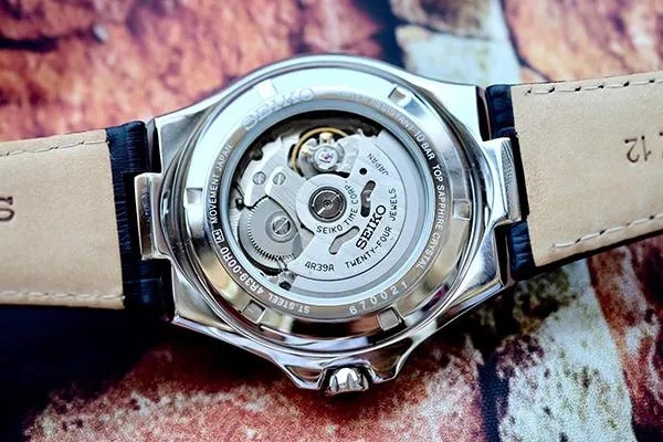 Top 15 mẫu đồng hồ cơ lộ máy lịch lãm cho chú rể trong ngày cưới