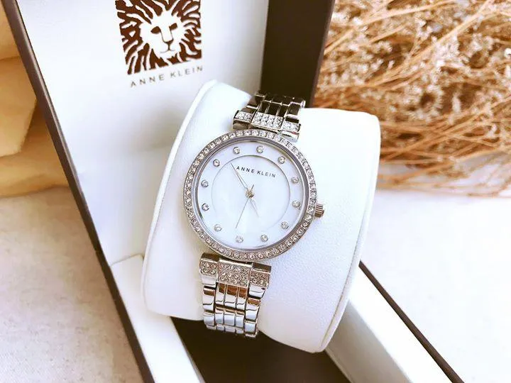 Top 13+ Đồng hồ nữ màu trắng cực sang cho cô dâu thêm lộng lẫy - 2