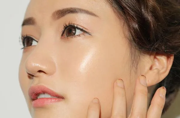 Tips tạo lớp kem nền cho da khô luôn căng bóng mịn màng vào mùa thu đông
