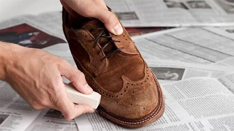 Hướng dẫn cách vệ sinh giày da lộn cho nam chỉ mất 5 phút