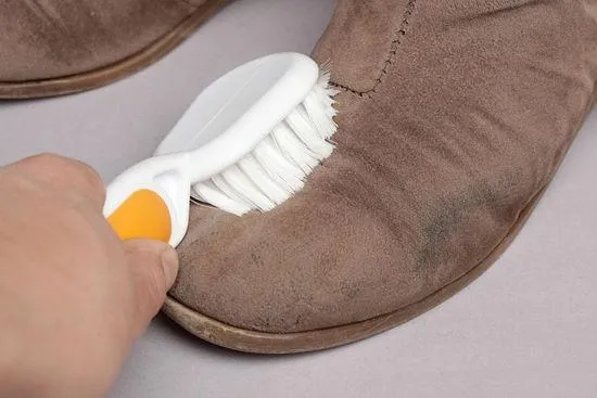 Hướng dẫn cách vệ sinh giày da lộn cho nam chỉ mất 5 phút