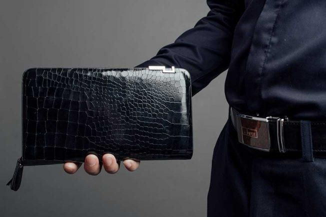 3 xu hướng ví da cầm tay được phái mạnh được tìm kiếm nhiều năm 2025 - 9