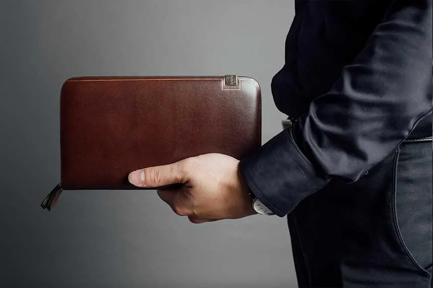 3 xu hướng ví da cầm tay được phái mạnh được tìm kiếm nhiều năm 2025 - 10