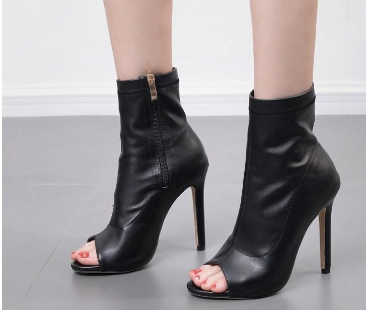 Xu hướng giày boot nữ sành điệu và phá cách cho mùa đông 2025 - 10