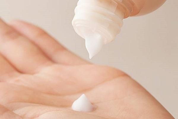 30+ loại kem dưỡng ẩm cho da nhạy cảm thân thiện với làn da và hiệu quả