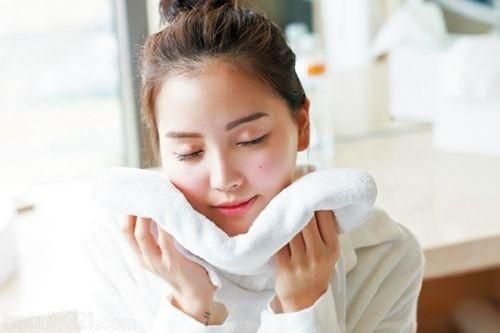 30+ loại kem dưỡng ẩm cho da nhạy cảm thân thiện với làn da và hiệu quả