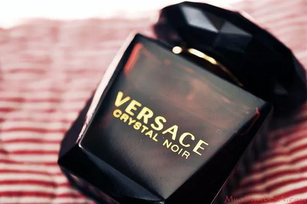 10+ Chai nước hoa Versace hương hoa cỏ quyến rũ, huyền bí cho cả nam và nữ