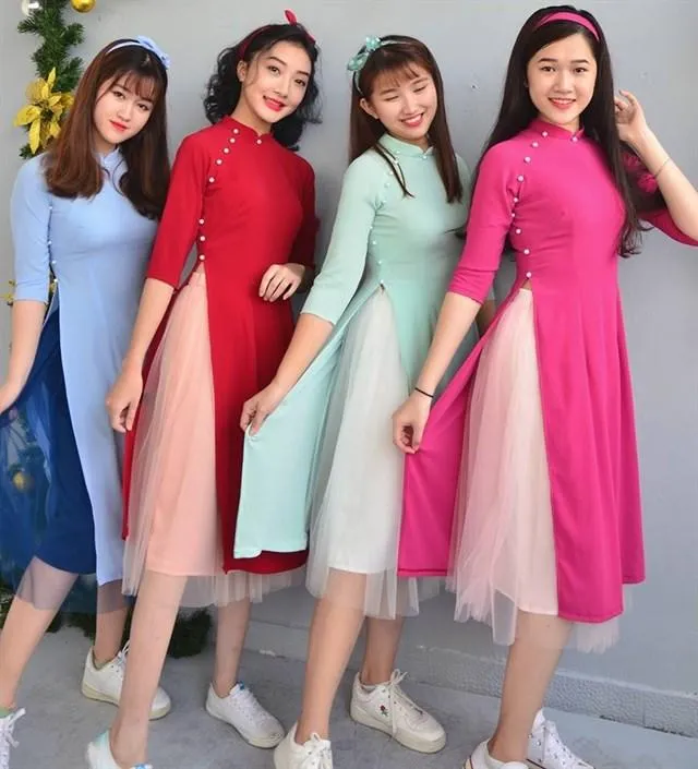 Áo dài cách tân mặc với quần gì cho nàng rực rỡ xuống phố
