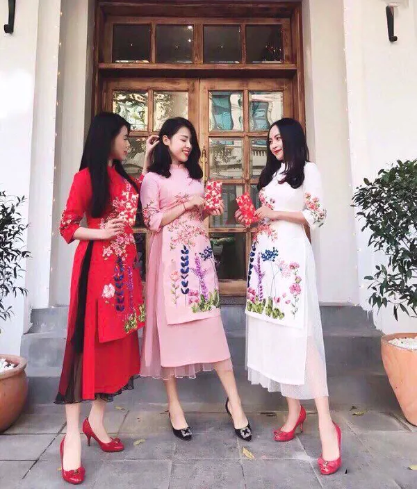 Áo dài cách tân mặc với quần gì cho nàng rực rỡ xuống phố