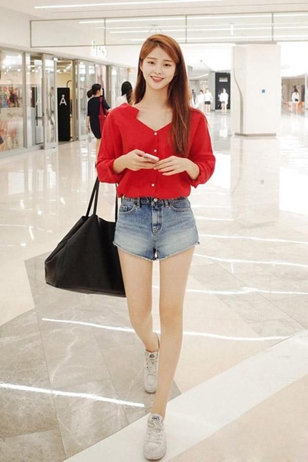 Áo đỏ phối với quần màu gì để nổi bật và thời trang