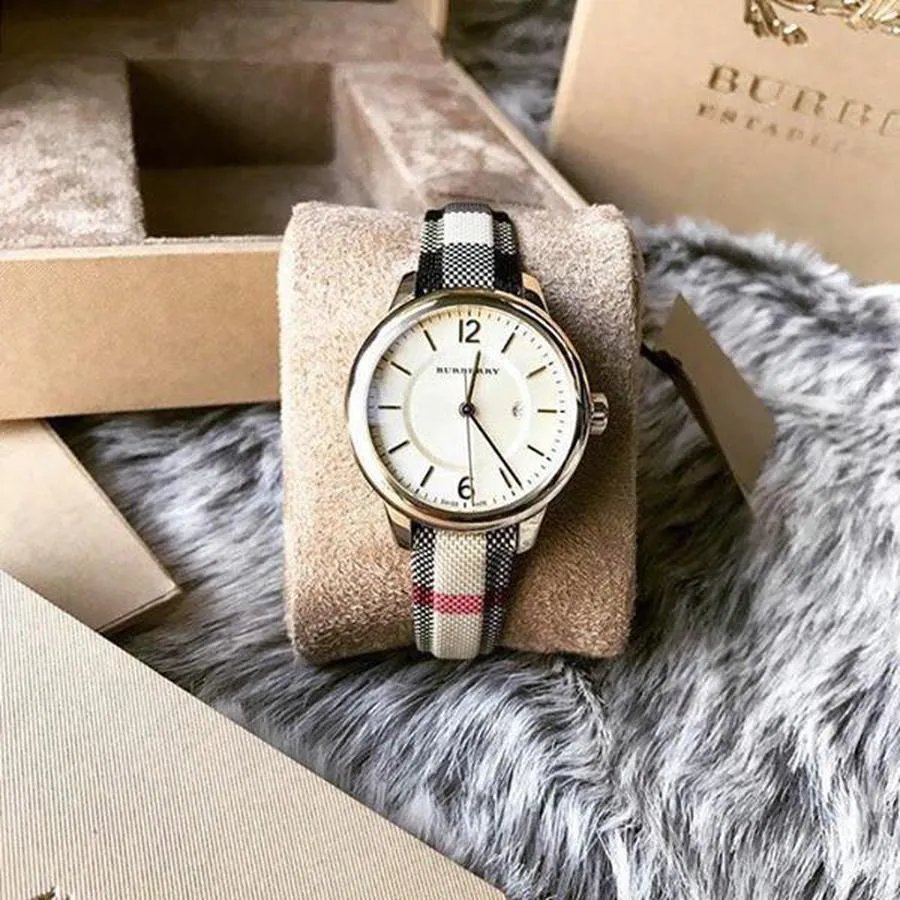 Review 4 mẫu đồng hồ Burberry kẻ cho nữ sang trọng và thời trang