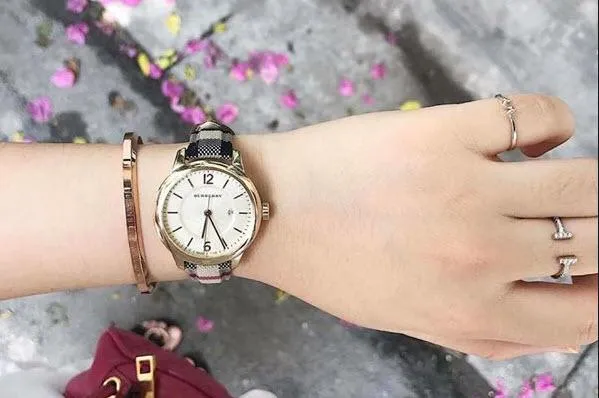 Review 4 mẫu đồng hồ Burberry kẻ cho nữ sang trọng và thời trang