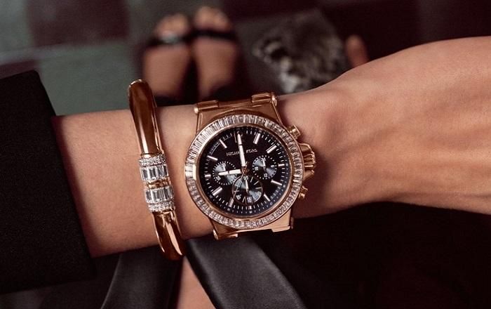 Những mẫu đồng hồ Michael Kors dây kim loại đen bí ẩn và sang trọng - 4