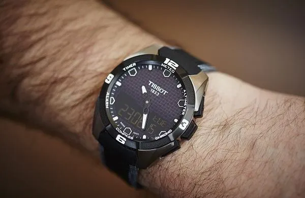 Tìm hiểu đồng hồ quartz là gì? Những mẫu đồng hồ quartz trendy 2025
