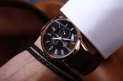 Tìm hiểu đồng hồ quartz là gì? Những mẫu đồng hồ quartz trendy 2025