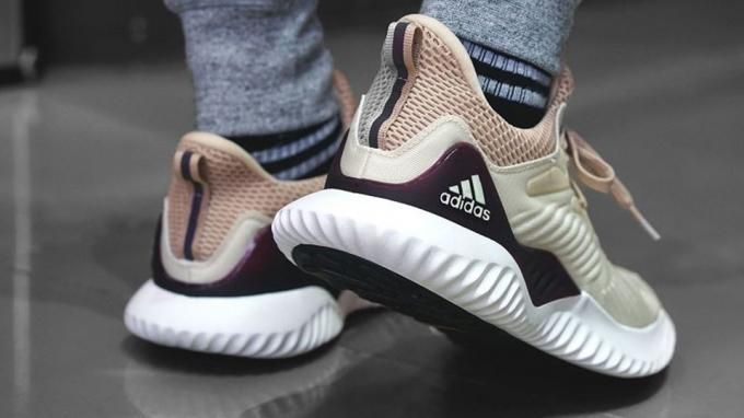 Tham khảo giày Adidas nữ chính hãng giá bao nhiêu?