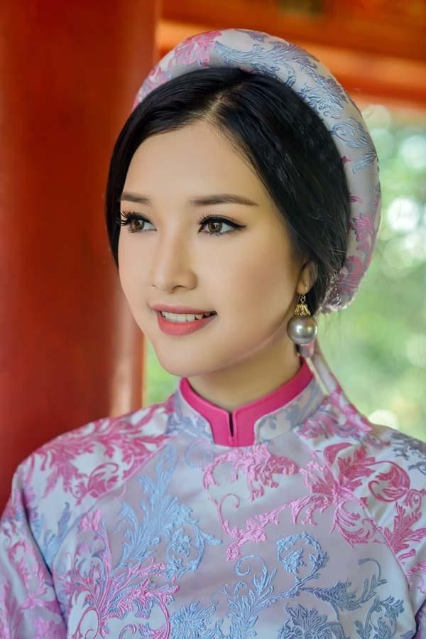 Áo dài cách tân mặc với quần gì cho nàng rực rỡ xuống phố