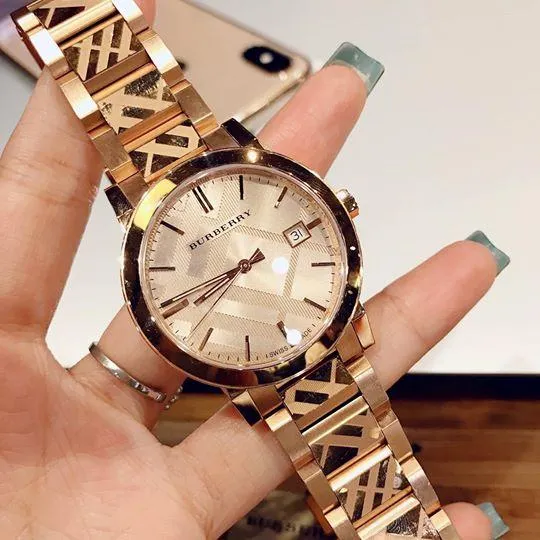 Review 4 mẫu đồng hồ Burberry kẻ cho nữ sang trọng và thời trang