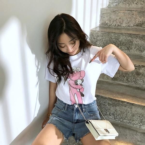 Áo phông Kaws x Uniqlo chính hãng giá bao nhiêu? Địa chỉ mua áo Kaws real giá tốt