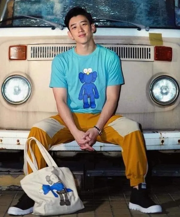 Áo phông Kaws x Uniqlo chính hãng giá bao nhiêu? Địa chỉ mua áo Kaws real giá tốt